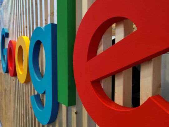 Logo coloré de Google sur un panneau en bois