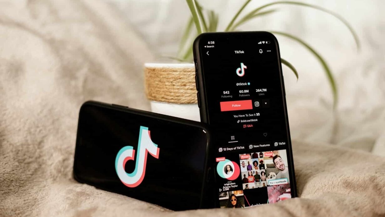 Deux téléphones affichant le logo et l'application TikTok