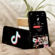 Deux téléphones affichant le logo et l'application TikTok