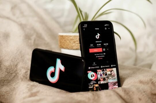 Deux téléphones affichant le logo et l'application TikTok
