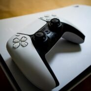 Gros plan d'une manette de jeu sur une console