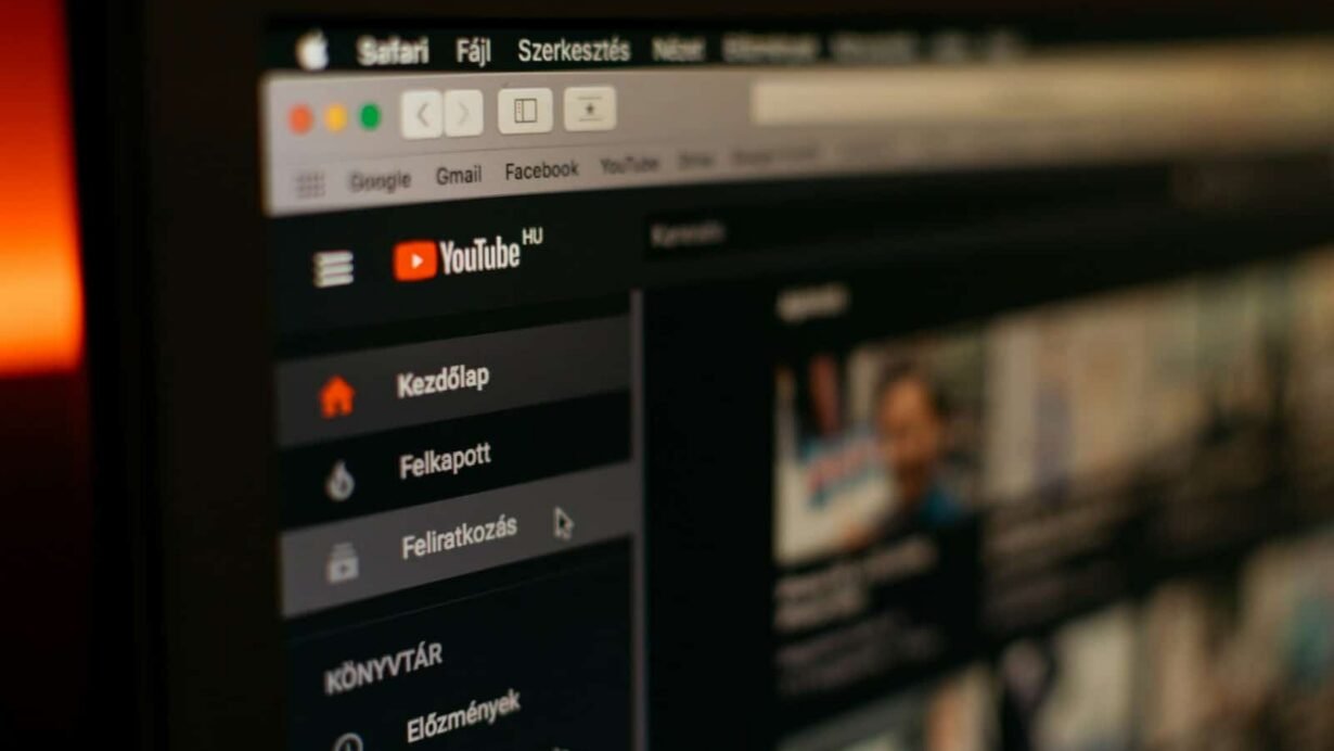 Page d'accueil de YouTube affichée sur un écran d'ordinateur