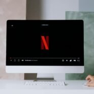 Écran d'ordinateur affichant le logo Netflix
