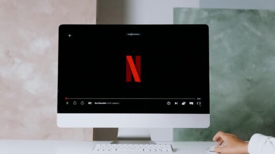 Écran d'ordinateur affichant le logo Netflix