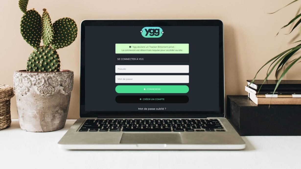 Écran d'ordinateur avec page de connexion et plante à côté