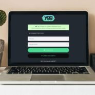 Écran d'ordinateur avec page de connexion et plante à côté