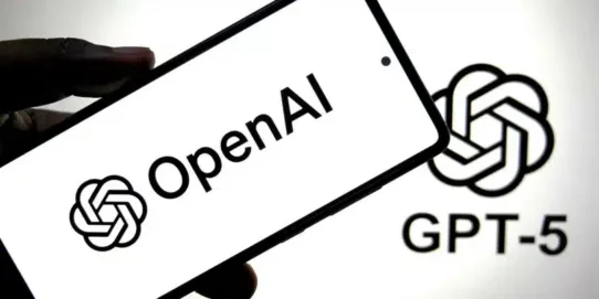 Smartphone affichant OpenAI et logo GPT-5