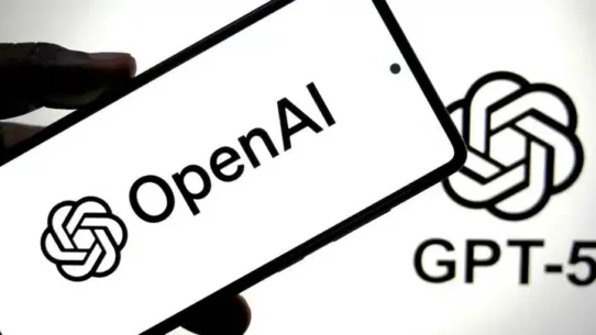 Smartphone affichant OpenAI et logo GPT-5