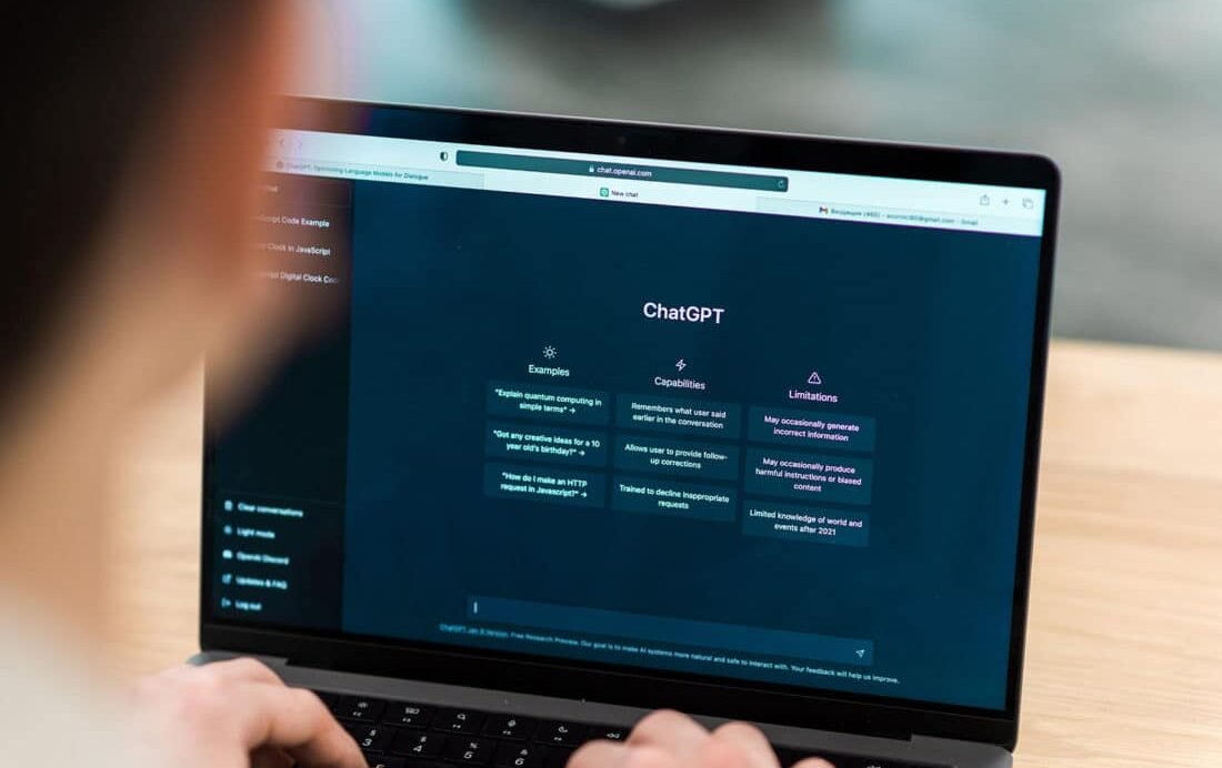Personne utilisant ChatGPT sur un ordinateur portable