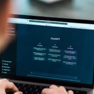 Personne utilisant ChatGPT sur un ordinateur portable