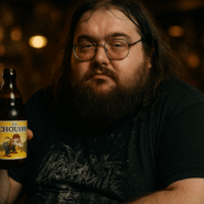 Homme Chouffin avec une bouteille de bière artisanale La Chouffe