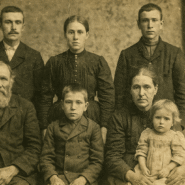 Photo ancienne en noir et blanc d'une famille de sept personnes