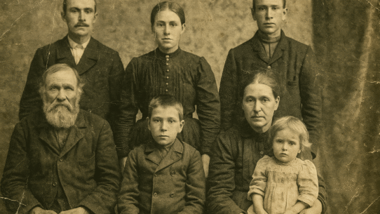 Photo ancienne en noir et blanc d'une famille de sept personnes