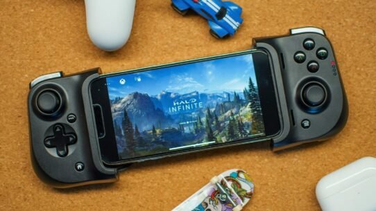 Smartphone avec manette de jeu affichant Halo Infinite