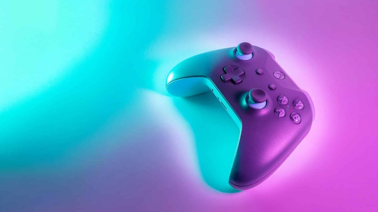 Manette de jeu violette et turquoise sur fond lumineux