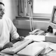 Homme utilisant un ordinateur à tube cathodique des années 90