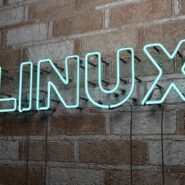 Enseigne néon Linux sur mur de briques