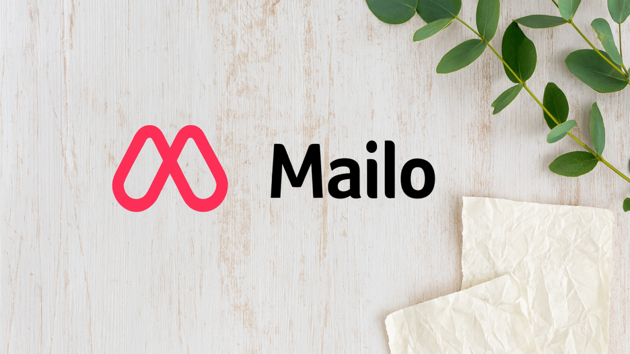 Logo Mailo avec des feuilles vertes sur fond en bois