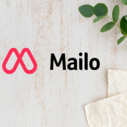 Logo Mailo avec des feuilles vertes sur fond en bois