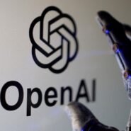 Logo d'OpenAI avec une main robotique en arrière-plan