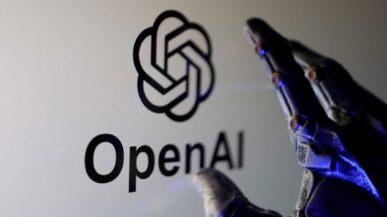 Logo d'OpenAI avec une main robotique en arrière-plan