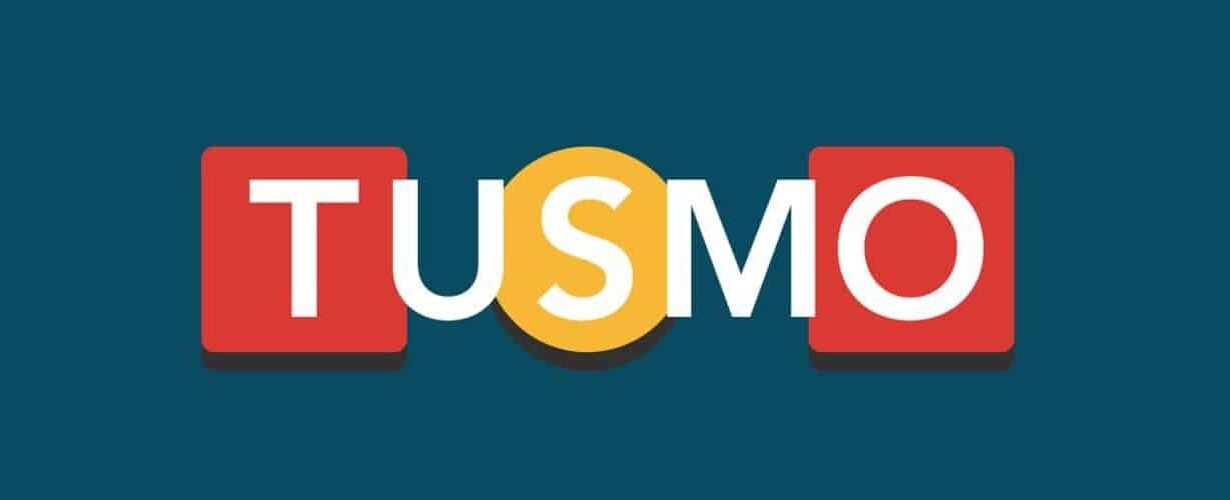 Logo du jeu Tusmo avec des lettres colorées sur fond bleu