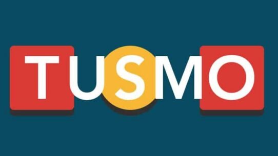 Logo du jeu Tusmo avec des lettres colorées sur fond bleu