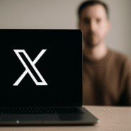 Ordinateur portable affichant un logo X blanc