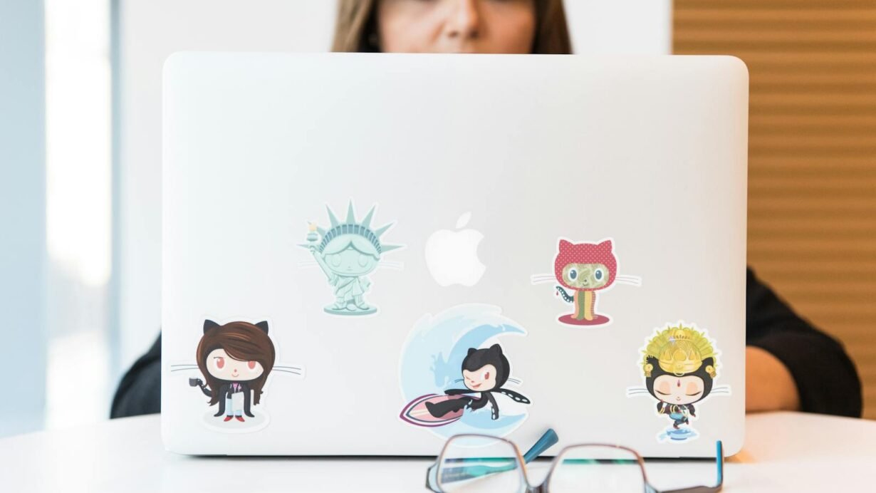 Ordinateur portable décoré d'autocollants originaux