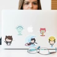 Ordinateur portable décoré d'autocollants originaux