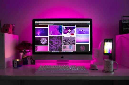 Ordinateur avec écran violet dans un bureau moderne