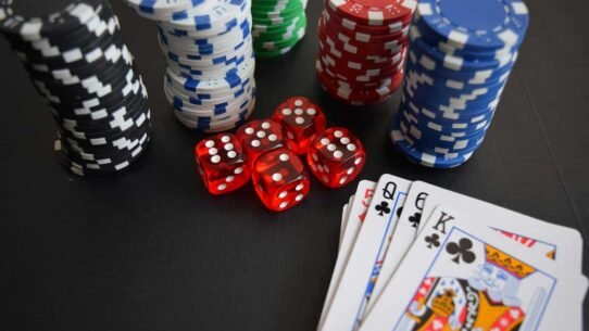 Jetons de poker, dés rouges et cartes à jouer sur une table
