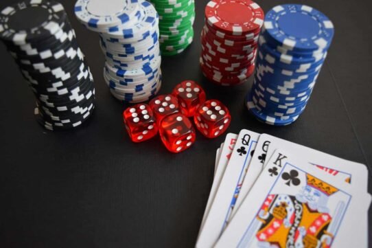 Jetons de poker, dés rouges et cartes à jouer sur une table