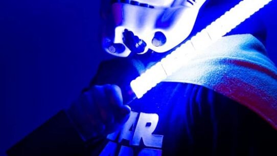 Personnage de science-fiction avec casque et sabre lumineux