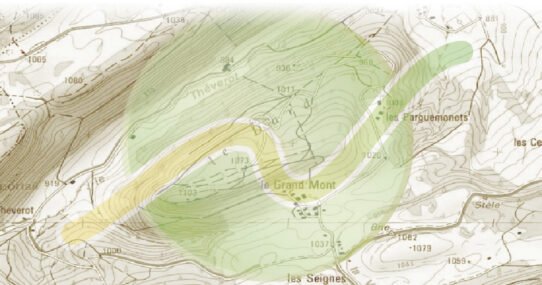 Canoës sur un lac au crépuscule avec ciel coloré