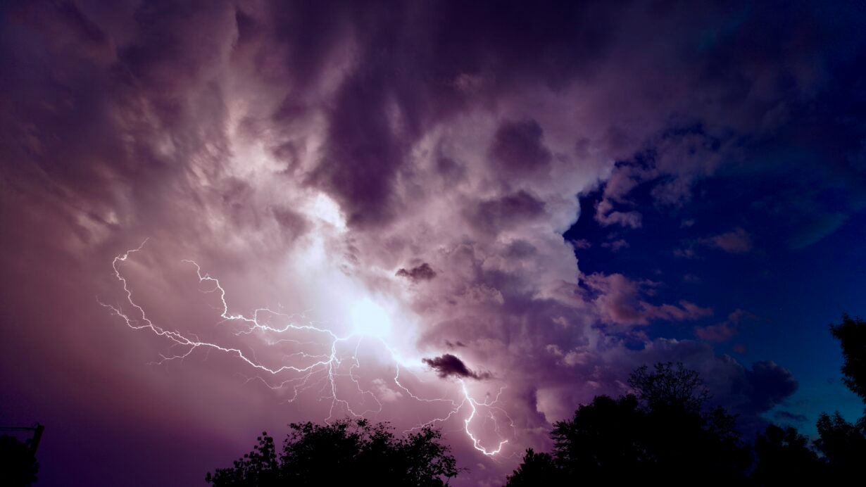 Éclairs dans un ciel orageux aux nuances violettes