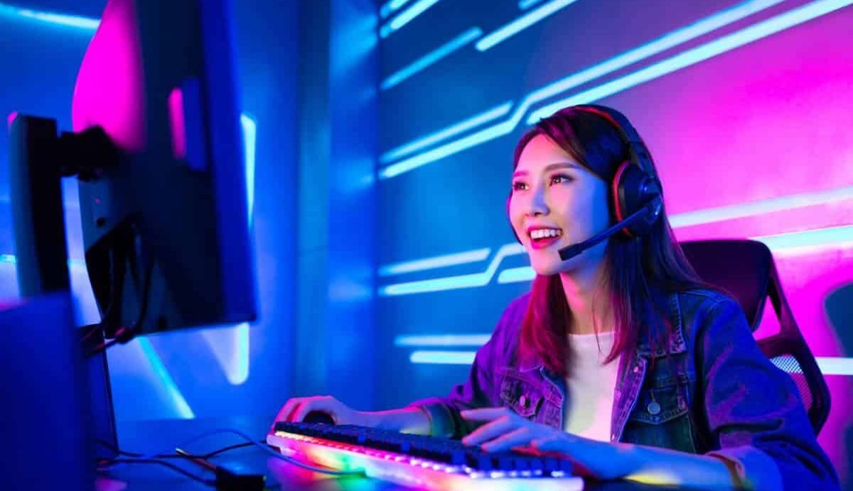 Femme portant un casque jouant à un jeu vidéo avec des lumières LED