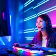 Femme portant un casque jouant à un jeu vidéo avec des lumières LED