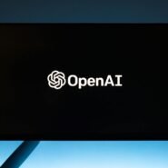 Logo d'OpenAI sur un écran noir