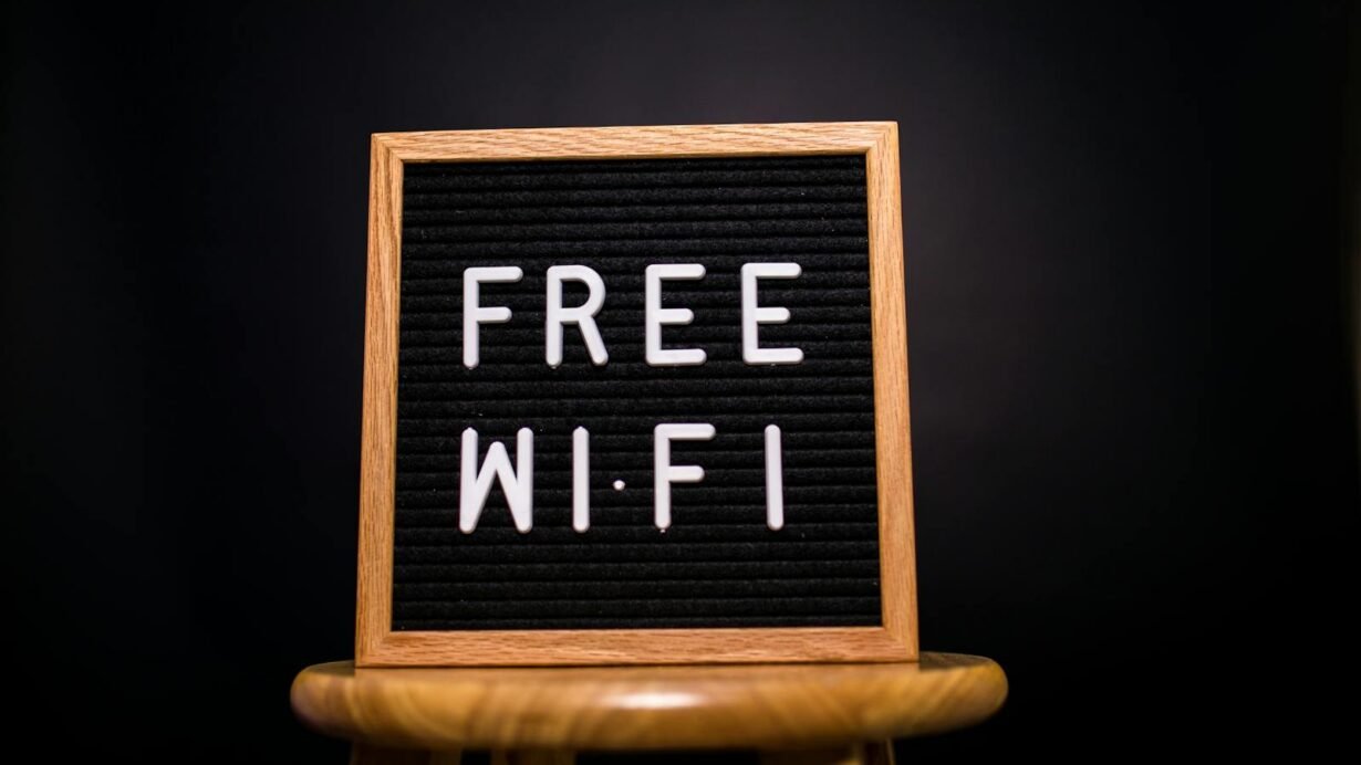 Panneau avec inscription Free Wi-Fi sur un fond noir