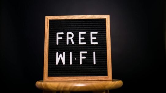 Panneau avec inscription Free Wi-Fi sur un fond noir