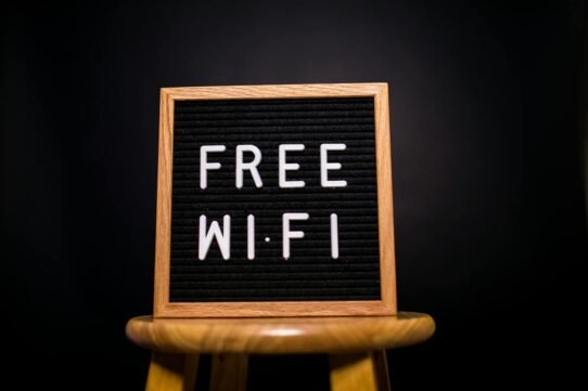 Panneau avec inscription Free Wi-Fi sur un fond noir
