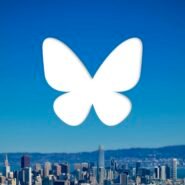 Papillon blanc sur une ville moderne sous un ciel bleu