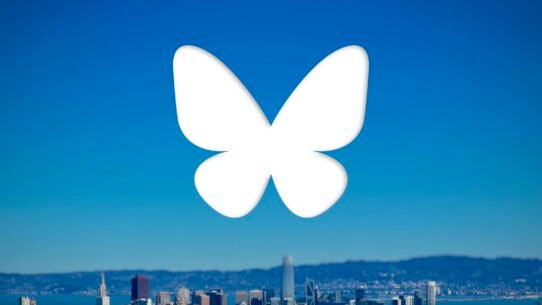 Papillon blanc sur une ville moderne sous un ciel bleu