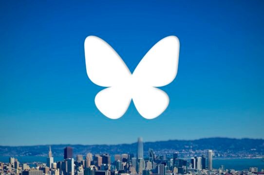 Papillon blanc sur une ville moderne sous un ciel bleu