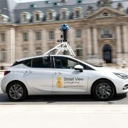 Voiture Google Street View passant un bâtiment ancien