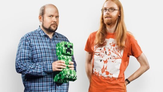 Homme tenant une peluche Creeper à côté d'un autre homme