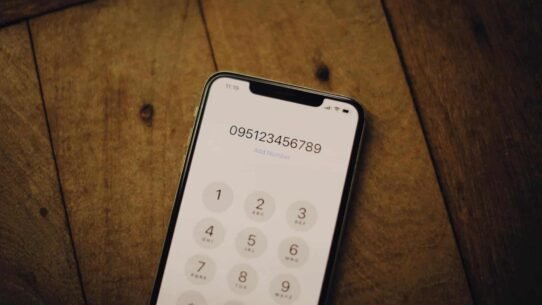 Smartphone avec écran de clavier numérique sur une table