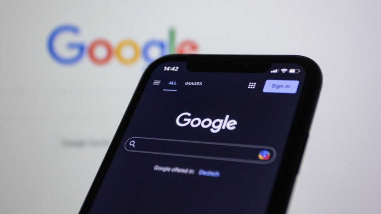 Écran de recherche Google sur un smartphone en mode sombre