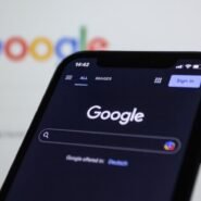 Écran de recherche Google sur un smartphone en mode sombre